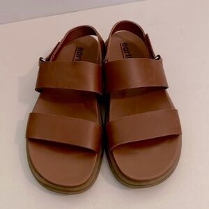 EARTH Leah Round Toe Strappy Casual Flat Sandals size 8.5 EUC